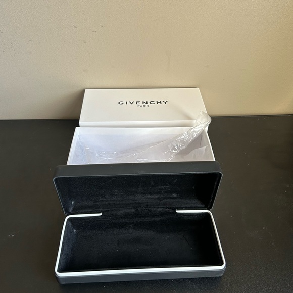 ❌SOLD❌Givenchy Sunglasses - Picture 8 of 10